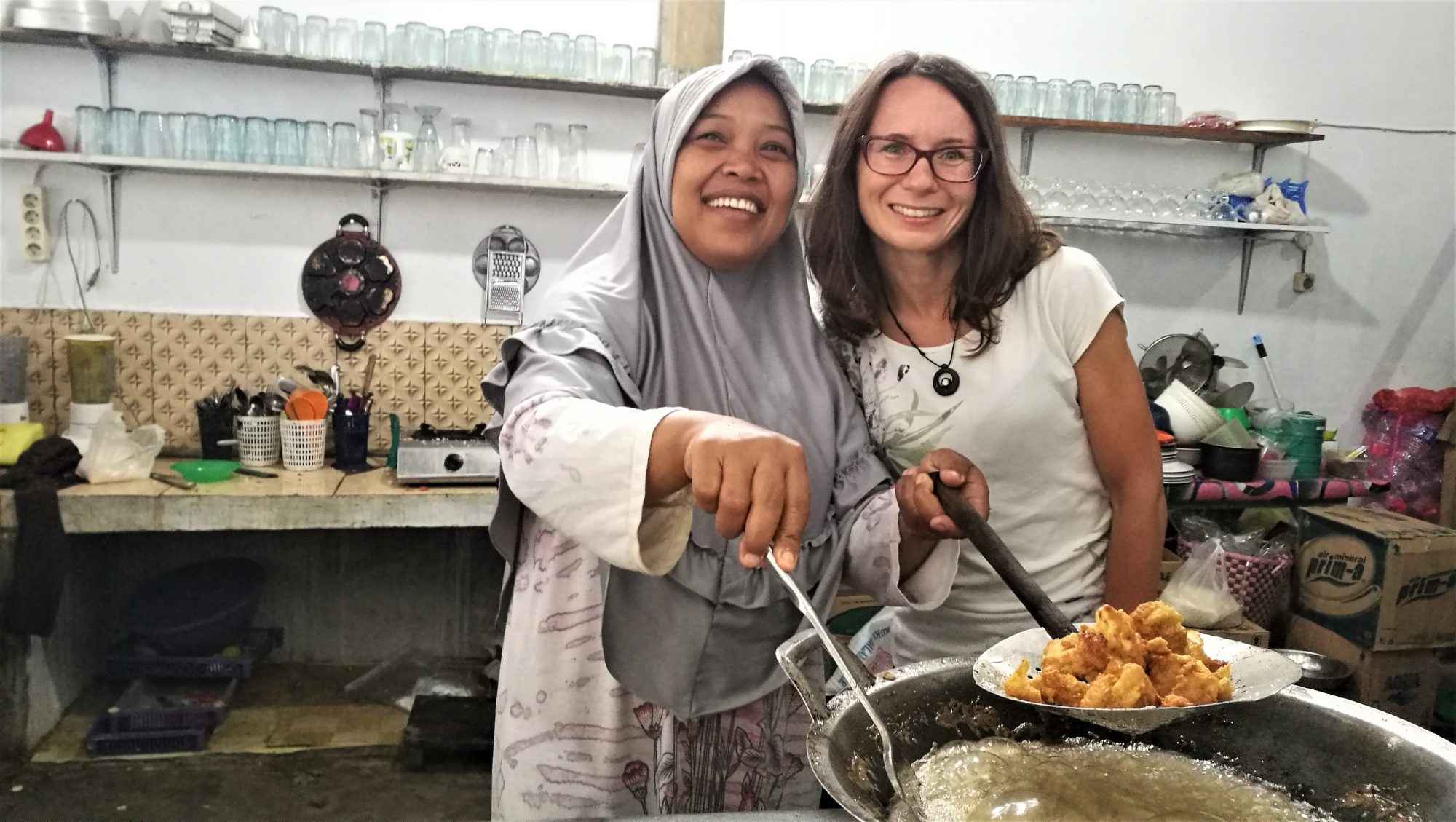 Smażymy ciasteczka kokosowo - ananasowe na głębokim oleju ... najczęściej spotykany sposób przyrządzania posiłków na Sumatrze