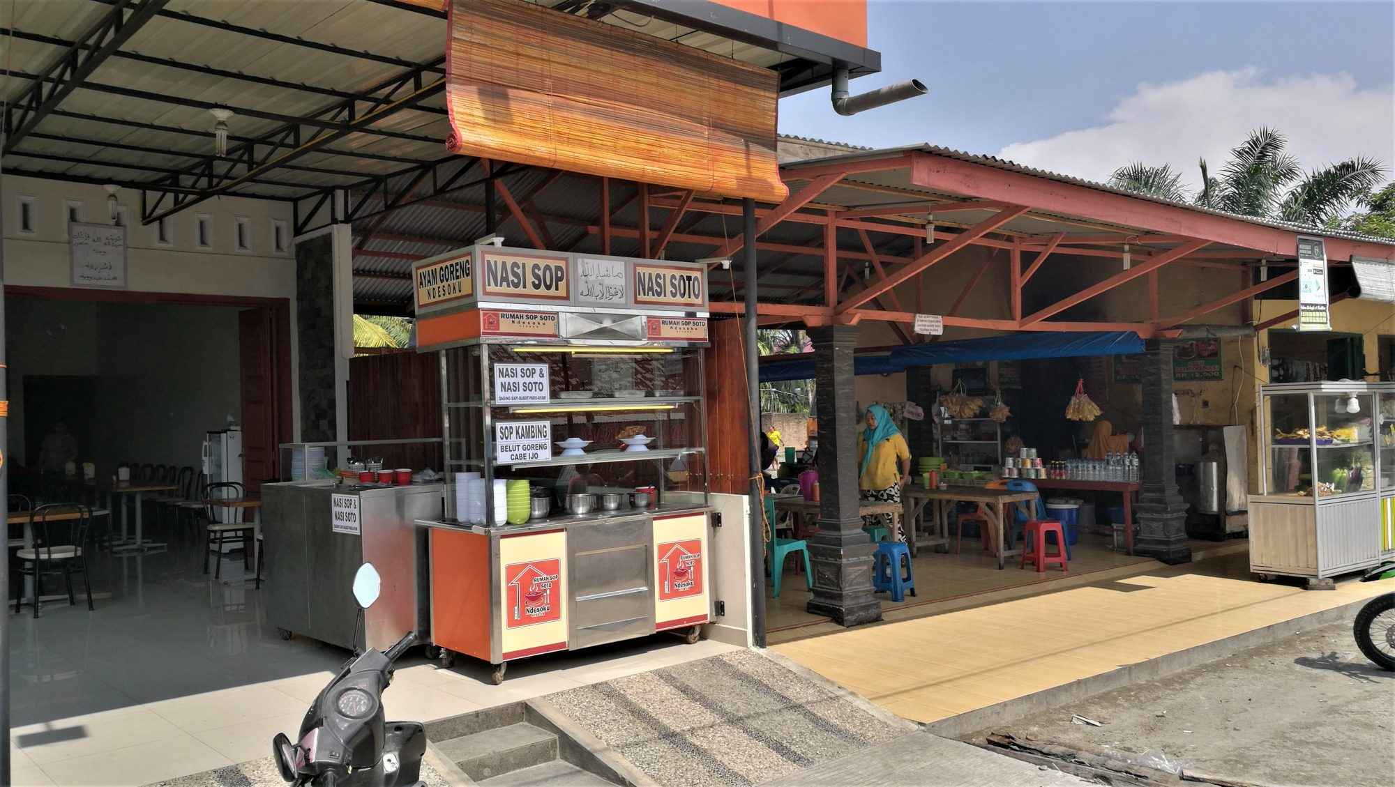 Gdzieś pomiędzy Binjai a Bukit Lawang - witryny z jedzeniem często spotykamy podróżując po wyspie